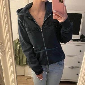 Mörk grön huvtröja - Säljer mörk grön hoodie från peak performance med dragkedja framtill och broderad logga på bröstet🩷