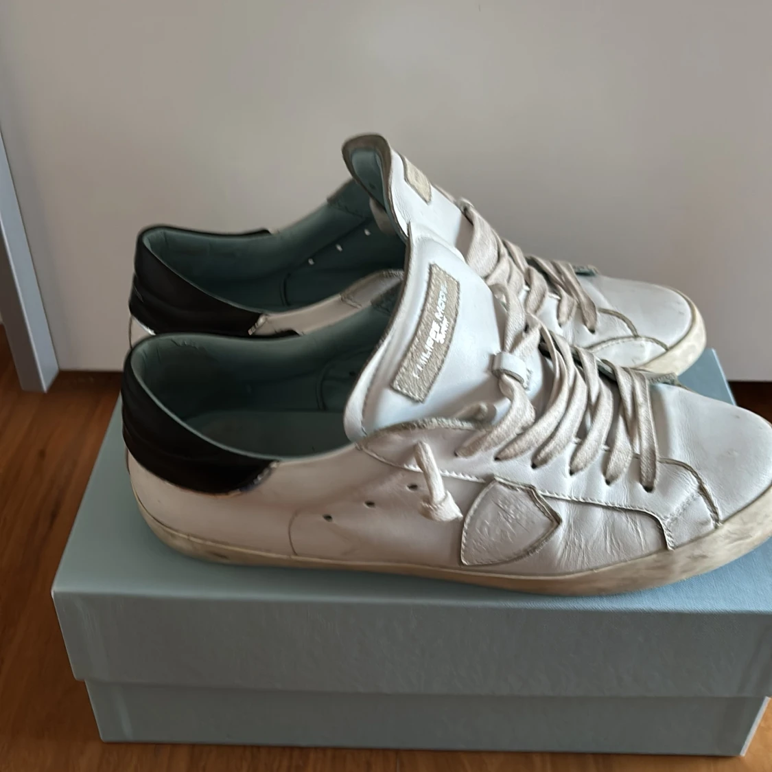 Vita sneakers från Philippe Model