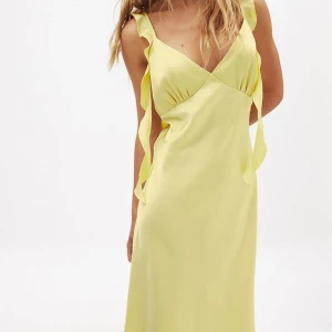 Gul satinklänning NAKD - Super fin klänning men råkade beställa två likadana❤️Klänningen har dragkedja och nuddar precis marken på mig som är 170. Notera att banden är insydda och längre inte hänger ner! Klänningen är helt oanvänd, från NAKD. 