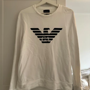 Vit sweatshirt från Emporio Armani - Använd 1 gång endast, helt ny. Ny pris 2200kr köpt på zalando.