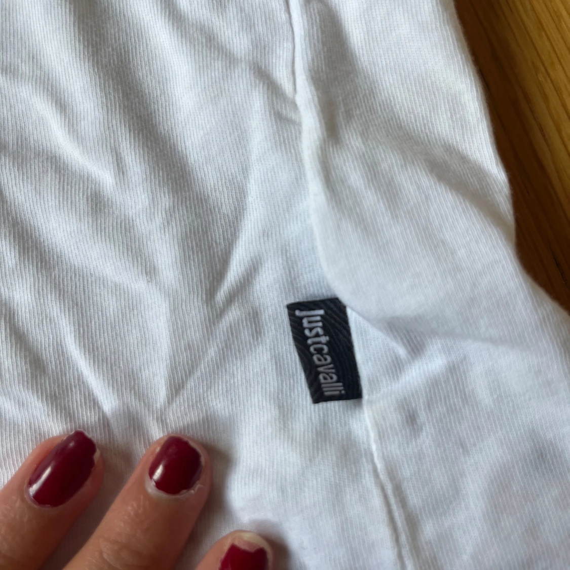 Vit t-shirt med svart tryck från Just Cavalli - 1