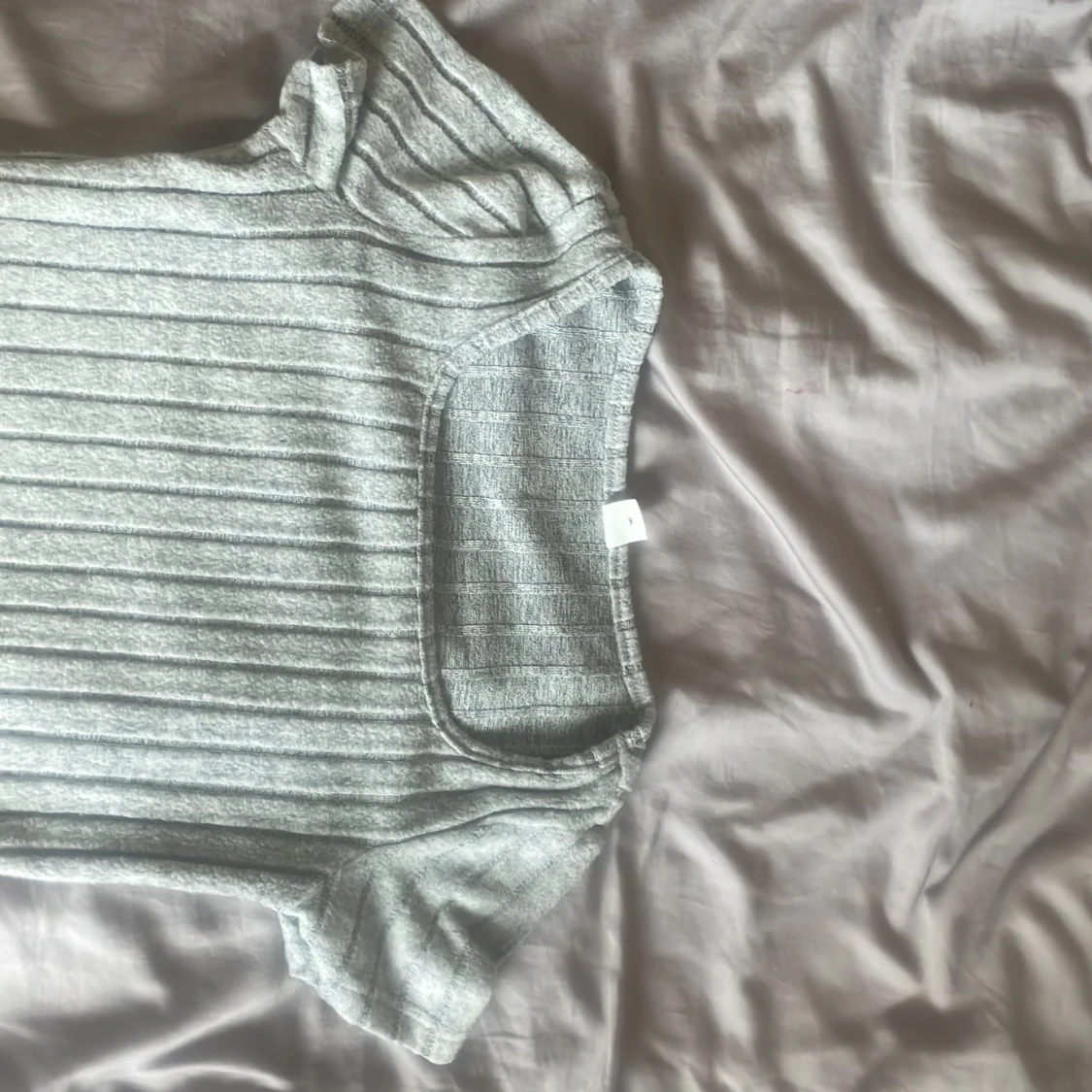 Ljusgrå ribbad stickad klänning - 4