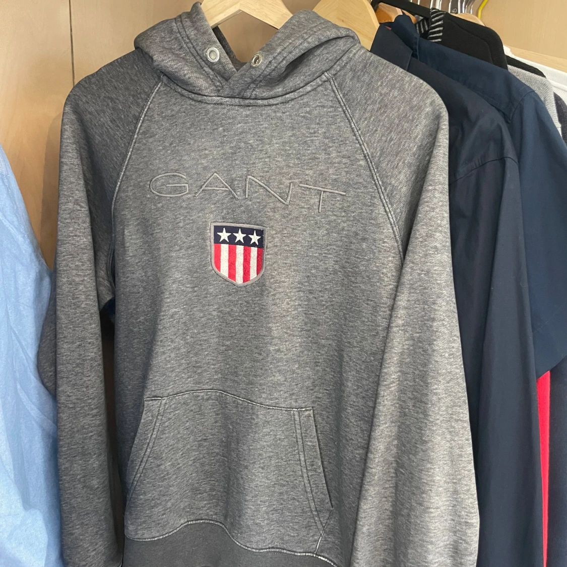 Grå hoodie från GANT