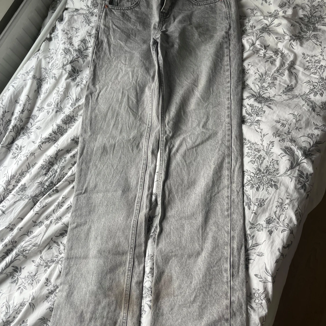 Grå jeans från Stradivarius - 2