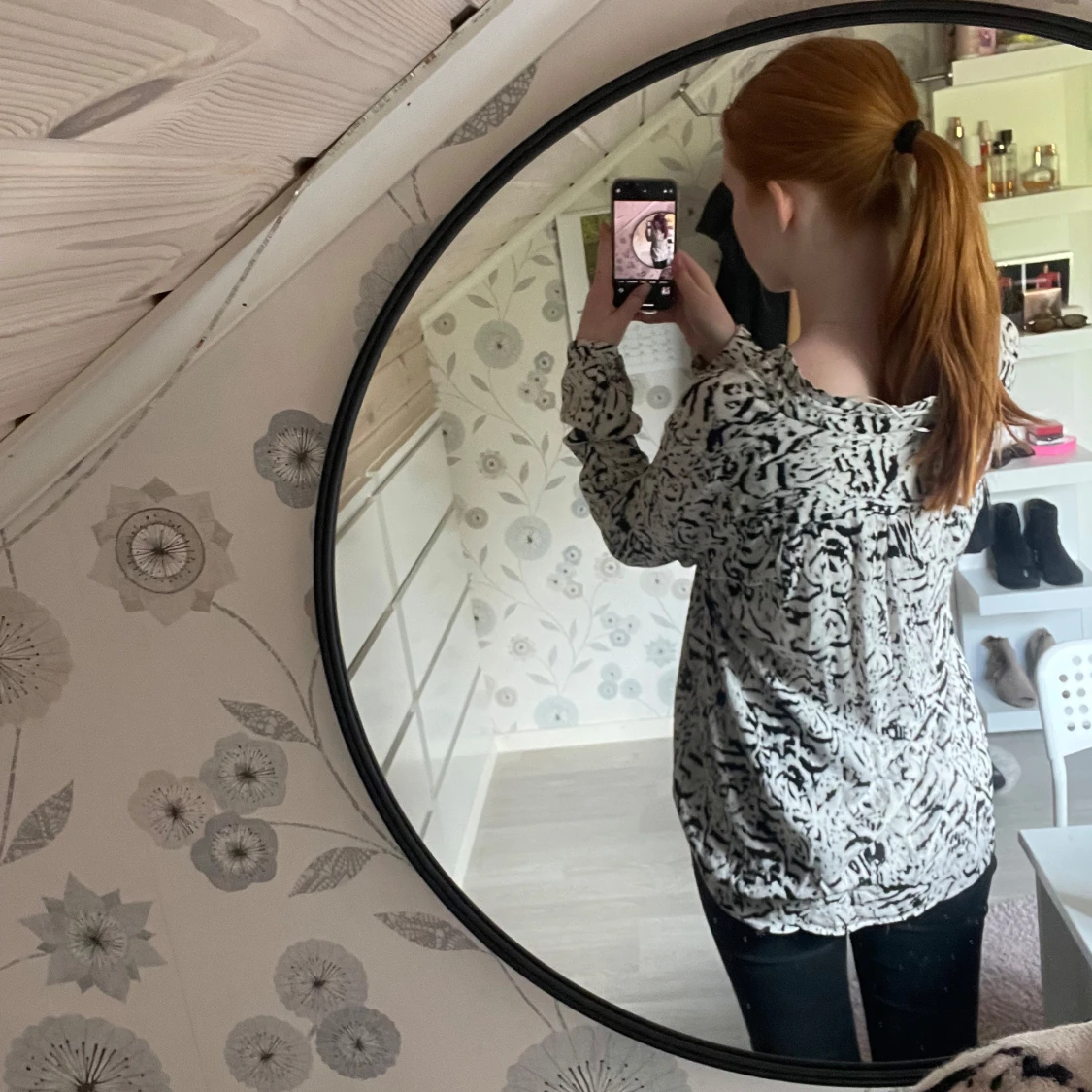 Vit och svart blus med mönster från KappAhl - 1