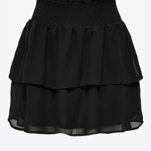 Svart volangkjol - Supersnygg svart kjol med volang från Only