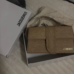 Jacquemus väska - Jätte snygg oanvänd Jacquemus väska, linne tyg, beige. Band och låda tillkommer🥰Rymmer mycket, perfekt till sommaren!