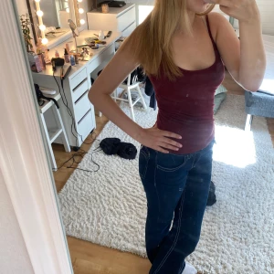 Vinröd linnetopp - Säljer en vinröd croppad linnetopp med smala axelband. Toppen har en tight passform och är perfekt för varma dagar. Enkel och stilren design som passar till mycket❤️