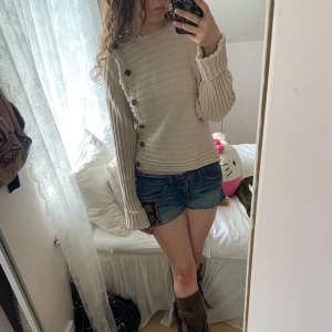 Zara tröja  - Supersnygg beige tröja från Zara med knappar på ena sidan💕Storlek S men skulle också passa M💕Inga defekter! Perfekt till sommarkvällar💕