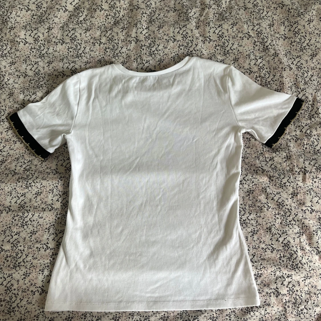 Vit t-shirt med svarta volangdetaljer - 3
