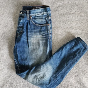 Blåa Jeans - Klassiska blå Jeans från Crockers. Jeansen har en texturerad look och är ett perfekt val för en avslappnad stil.