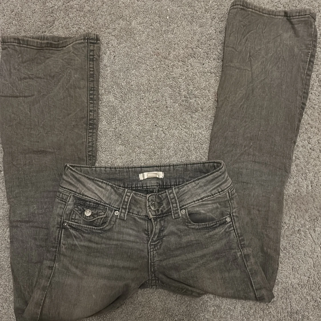 Grå bootcut jeans från Gina Tricot