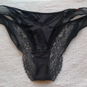 *NY*Hunkemöller Brazilian halfstring i stl 2xl, Presenttips  - Nya i stl 2xl/16/uppskattar som stl 46/48. Prislapp kvar, felköp.  Nypris: 299 sek, Pris nu: 50 sek