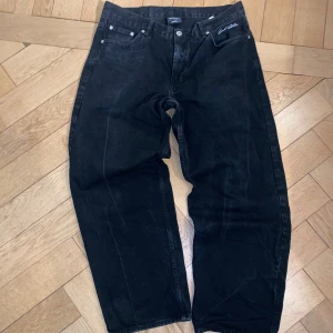 Svarta jeans från Sweet Sktbs - Säljer ett par svarta jeans från Sweet Sktbs i storlek medium. Byxorna har klassisk femficksdesign, raka ben och broderad logga vid fickan. Perfekta för dig som gillar en avslappnad/ skatestil. De har ganska baggy fit men kan passa många längder beroende på hur man vill att de ska sitta.  Skriv gärna vid frågor eller funderingar!