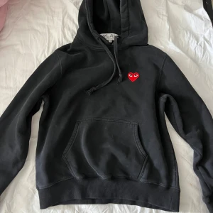 Svart hoodie från Comme des Garçons Play - Svart hoodie från Comme des Garçons Play. 