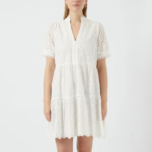 Vit broderad kortklänning från YAS - Superfin vit kortklänning från YAS med broderade detaljer och v-ringning. Klänningen har korta ärmar och ett luftigt, löst fall. Perfekt för sommarens alla tillfällen och har en romantisk känsla med sina spetsinslag. Helt ny endast testad, nypris 850kr