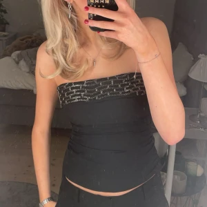 Bandu topp - Svart bandu topp med silvrig detalj längst upp. Jag är vanligtvis storlek S men denna passar bra i xs. Skriv för fler frågor💕Går inte längre att köpa, köpte 2023, använd några gånger och inga defekter