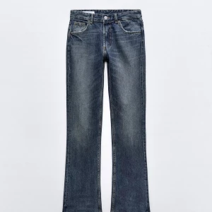 Blå bootcut jeans - Snygga blå midwaist bootcut jeans från Zara (ljusare i verkligheten). Jeansen har normal passform. Perfekta till vardags för en avslappnad men trendig look. 💕💕