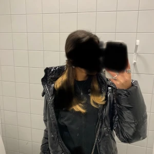 Glansig vinterjacka - Jätte fin vinter jacka, helt ny inga defekter säljer då den inte passar❤️