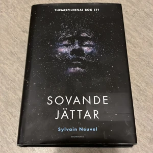 Sovande jättar - Säljer boken 'Sovande jättar' av Sylvain Neuvel, första delen i Themisfilerna. 