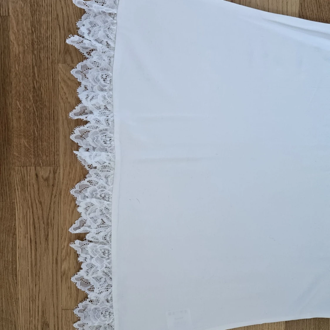 Vit linnetopp med spetskant - 1