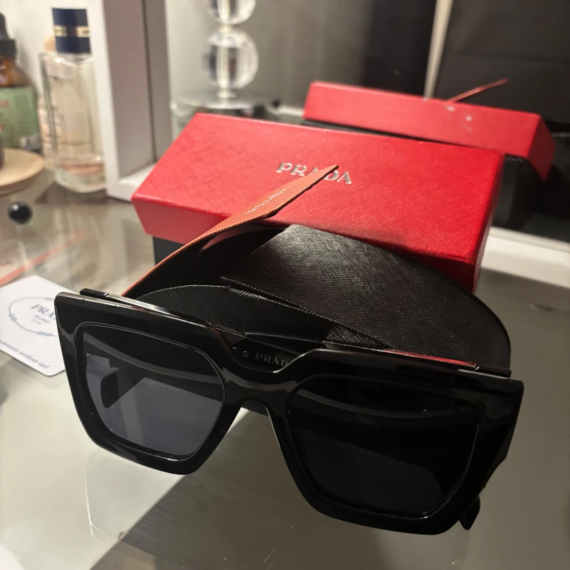 Svarta solglasögon från Prada
