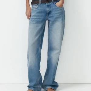 Blå raka jeans med hög midja - Säljer ett par klassiska blå jeans med raka ben och mellanhög midja💕säljer pga att jag tyckte hoppades på att de skulle vara lite längre (är 175)! De är helt nya men sakna prislapp (nypris 400)