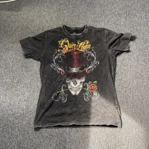 Fet t shirt - Snygg tröja knappt använd i mycket bra skick!