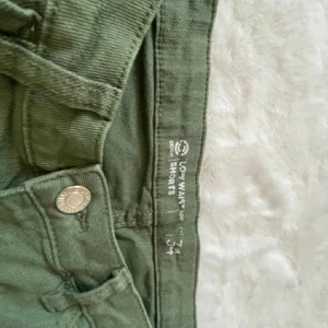 Gröna low waist shorts  - Snygga gröna jeans shorts, bekväma och perfekt till sommaren. Aldrig använda 🥰❤️🥰