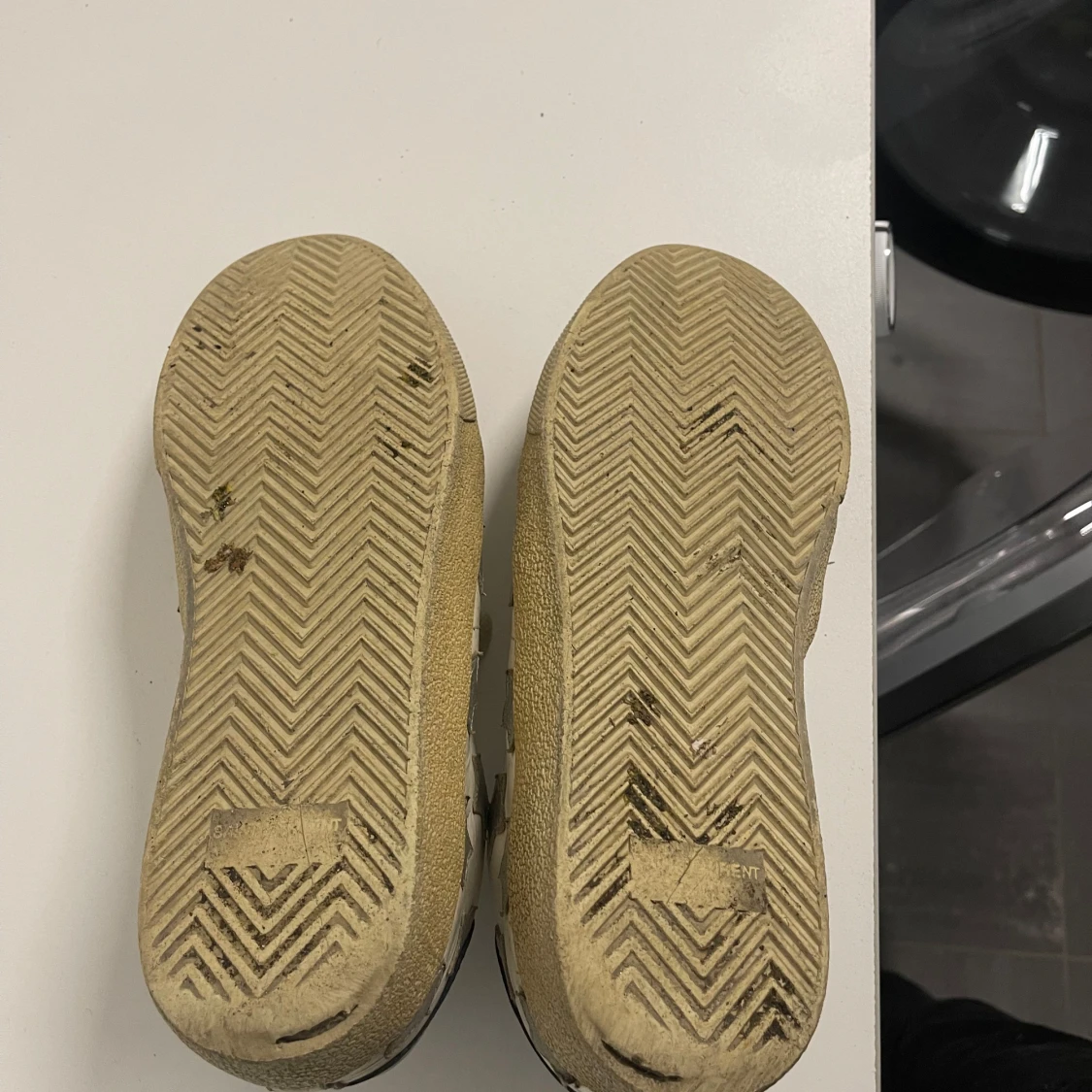 Vita sneakers med stjärnor från Saint Laurent, 700 så får ni dem vid snabb affär!! - 1