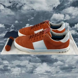  VALENTINO FLYCREWS - Säljer dessa sällsynta valentino Flycrews för bara 2299 de produceras ej och har hög efterfrågan! Just dessa är i toppskick och har alla 22 nitar på plats ! Kan sänka priset  vid smidig affär! Storlek 41 men passar mindre/större! Hör av er vid intresse eller frågor! se mindre ENDAST DUSTBAG INGÅR!