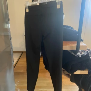 Kläder - Bild 1 svarta träningsbyxor från SHEIN i storlek petit XS endast testade 30kr, Bild 2 pyjamas byxor vet ej vart ifrån storlek 158/164 30kr, Bild 3 svart stickad tröja från New YORKER storlek S 20kr, Bild 4 svart topp från Amisu i storlek S pris 30kr, Bild 5 svart klänning från HM storlek XS 30kr