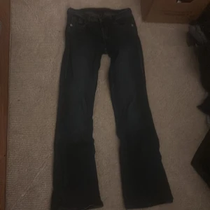 Mörkblå bootcut jeans från Divided h&m - Säljer ett par mörkblå bootcut jeans från Divided h&m. Behöver bara strykas lite. Storlek 34