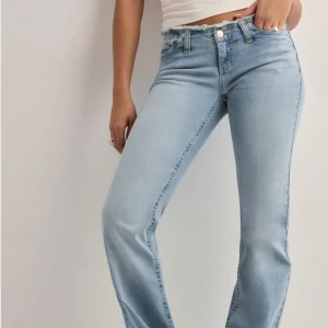 No Waist Bootcut Jeans - Säljer dessa dina jeans från Nelly för dem är för stora för mig! Använda 1 gång, super sköna o snygga🩷 köp inte via köp nu