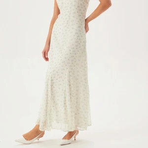 Balklänning - Vit balklänning/långklänning/aftonklänning med blå blommor från vero Moda med prislapp kvar då den inte passade mig. 