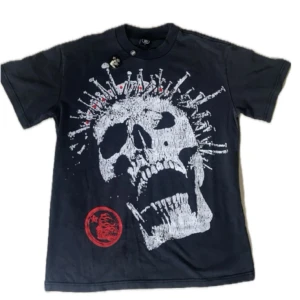 HELLSTAR Graphic Tröja - Säljer en svart t-shirt från Hellstar med stort vitt dödskalletryck och röda detaljer både fram och bak. Den är OVERSIZED och storleken stämmer inte riktigt med passformen. Storlek S men passar även M möjligtvis L (180+)‼️. Inget fel med den alls men den är ba lite för stor för mig! Pris är diskuterbart!!🔥💀