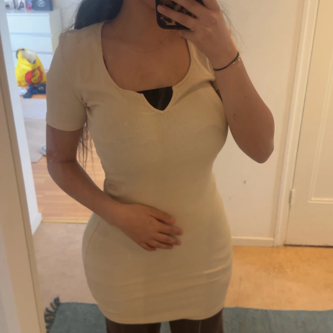 Beige ribbad kortklänning från Bik Bok