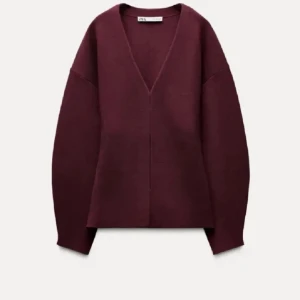 Vinröd/brun cardigan från Zara - Vinröd/brun cardigan från Zara med v-ringning och lång ärm. Koftan har en enkel, stilren design utan synliga knappar. Använt få tal gånger. Pris kan diskuteras 