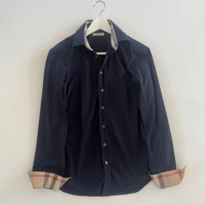 BURBERRY SKJORTA - Burberry skjorta - Normala tecken på användning - Storlek S, passform slim fit - Nypris: ca 4000kr - deluxecloset 