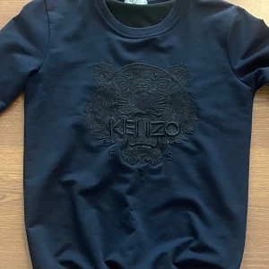Kenzo Sweatshirt  - Säljer nu denna underbara Kenzo tröjan, jag inga skador eller liknade händelser på tröjan, anledningen till att jag säljer den är att jag har vuxit ur den 