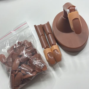 Övningsfinger+naglar - Ett övningsfinger ställ med tre fingrar till❤️. Inkluderar en påse med många  nageltippar i två olika storlekar. Perfekt för dig som vill träna på att måla eller bygga naglar hemma.❤️