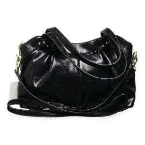 Svart handväska i skinnimitation - Snygg svart handväska med både handtag och axelrem. Väskan har guldfärgade metalldetaljer och dragkedja baktill. 