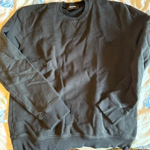 Dsquared2 Hoodie - Tjock tröja från dsquared2 hel svart utan tryck 