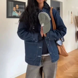 Mörkblå jeansjacka med huva - Säljer denna otroooliga jeansjacka som är perfekt nu till våren, lite oversized (M) & passar bra till ALLT! (Bilden är från min Tiktok därav suddig)💙💙