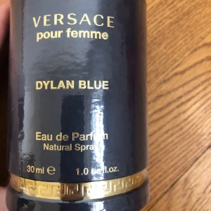 Versace Dylan Blue pour femme Eau de Parfum 30 ml - Versace Dylan Blue pour femme är en elegant parfym i en lyxig mörkblå och guldig flaska. Eau de Parfum med fräsch och sensuell doft, perfekt för dig som vill ha något exklusivt. Innehåller 30 ml och kommer i en snygg förpackning.