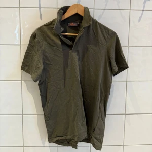 Piké från Morris - Piké från Morris i storlek S. Plagget har nästintill aldrig använts och är i väldigt bra skick. 