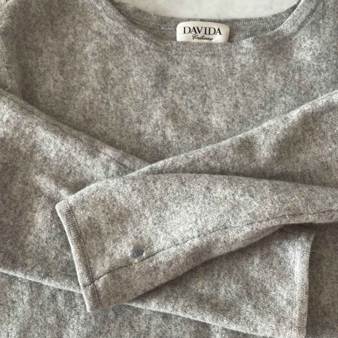 Ljusgrå cashmeretröja från Davida - 1