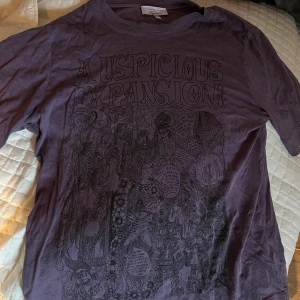 Cool T-shirt⚡️ - Så cool tshirt från &otherstories!!🤩 säljer då den inte är min stil längre. mycket bra skick!💘