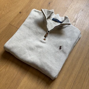 Beige halvzip tröja från Polo Ralph Lauren - Tja! Säljer nu en riktigt fräsch beige Ralph Lauren Half zip i storlek M. Vid frågor är de bara att höra av sig