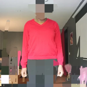 Röd v-ringad tröja från Isolde - Säljer en röd v-ringad tröja från Isolde. Tröjan har långa ärmar och är tillverkad i ett mjukt material som känns bekvämt mot huden. Perfekt för dig som gillar enkel och stilren design.